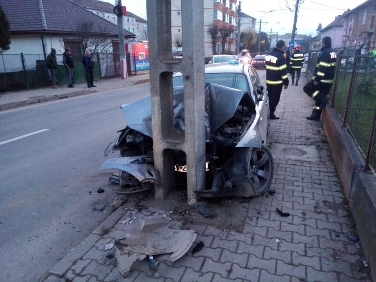 FOTO/VIDEO: O mașină s-a oprit într-un stâlp în urma unui accident rutier