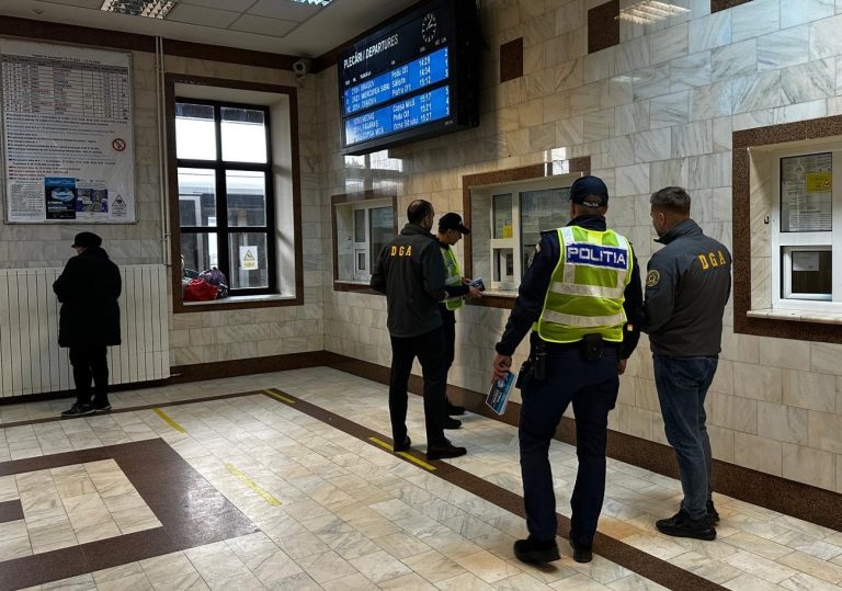 FOTO: Serviciul Anticorupție, la Aeroportul Internațional Sibiu și gara din municipiu. „E timpul să nu mai dăm și noi ceva!”
