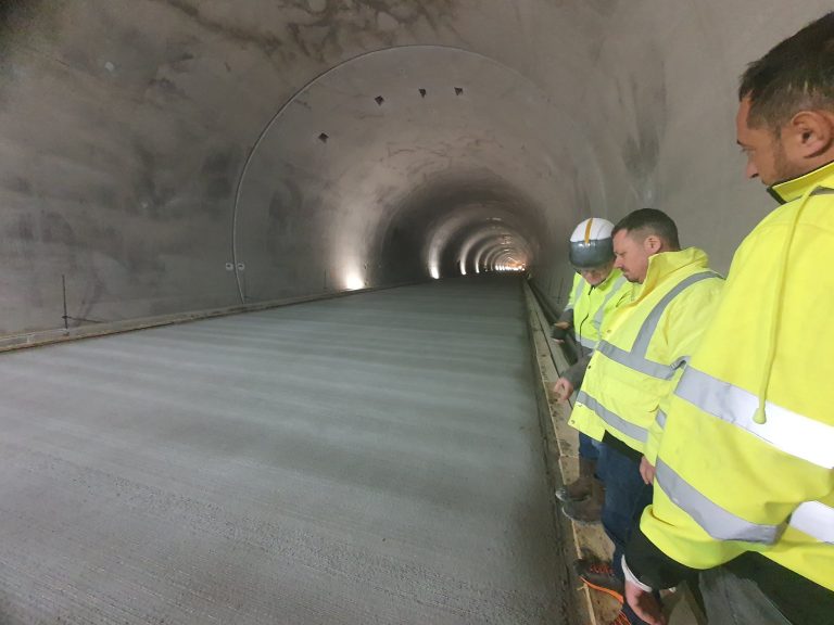 FOTO: A fost turnat betonul în tunelul de pe Autostrada Sibiu-Pitești