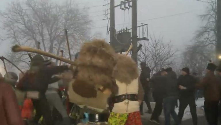 VIDEO: Tradiție sau Evul Mediu? Jandarmii au intervenit cu gaze lacrimogene pentru a opri bătaia cu bâte din Ruginoasa