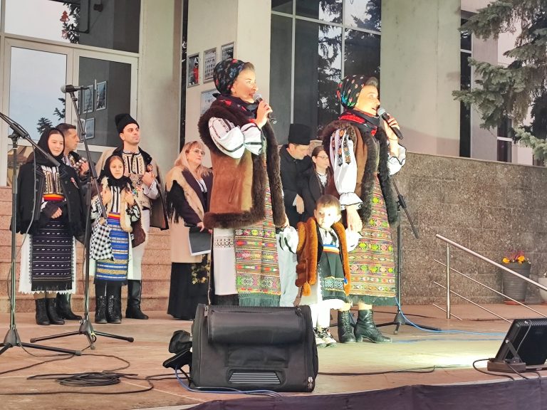 FOTO: Colinde-eveniment la Mediaș. De pe Valea Târnavelor până în Bucovina au adus bucurie pentru sute de oameni