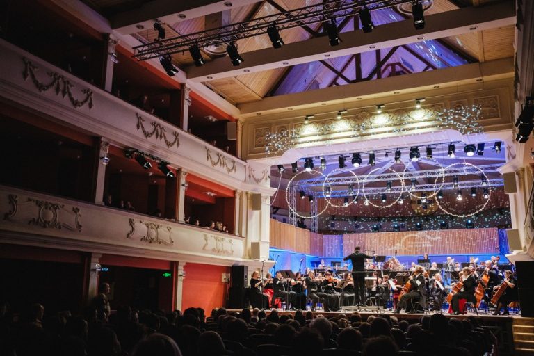 Nu ați prins bilete pentru concertele de Crăciun ale Filarmonicii Sibiu? Aveți încă o șansă acum