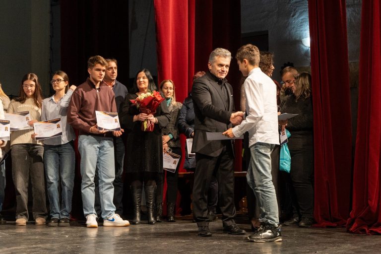 FOTO/VIDEO: Performanță răsplătită la Mediaș. Peste 300 de elevi premiați de municipalitate