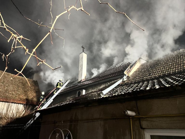 FOTO/VIDEO: Pagube uriașe după un incendiu în Valea Viilor