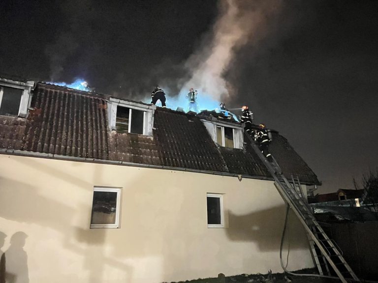 FOTO/VIDEO: Incendiu la acoperișul unei case din Sibiu