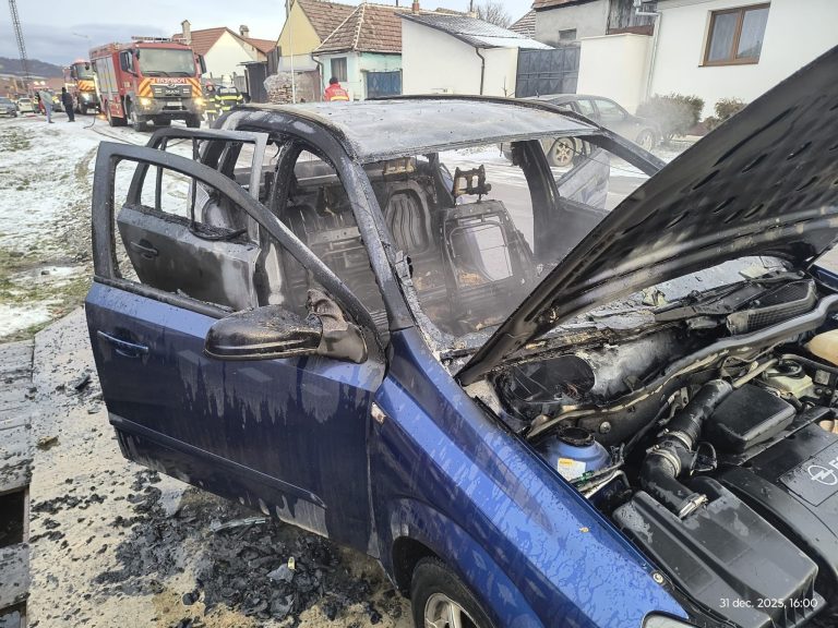 FOTO: Un autoturism a ars ca o torță în ultima zi a anului