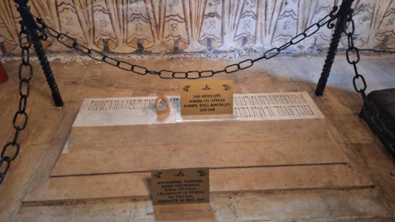 Mormântul lui Mircea cel Bătrân de la Mănăstirea Cozia a fost redeschis după un secol