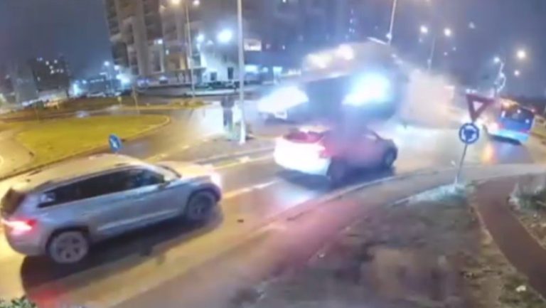 VIDEO: O mașină a „zburat” ca o rachetă peste un sens giratoriu. Accident cum rar se vede