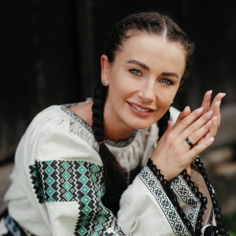 VIDEO: Artista Paula Hriscu, jignită incalificabil de „suveraniști” după ce a interzis postului Realitatea Plus să mai difuzeze piesa „Românie, mândru plai”