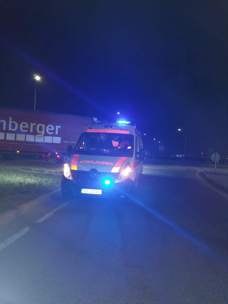 ULTIMA ORĂ/FOTO: Pieton sibian spulberat de un TIR. A fost transportat în stare gravă la spital