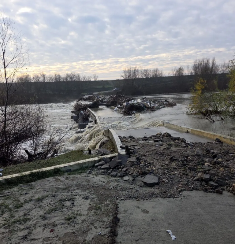 FOTO/VIDEO: Pod rupt în România din cauza deversărilor dintr-un baraj