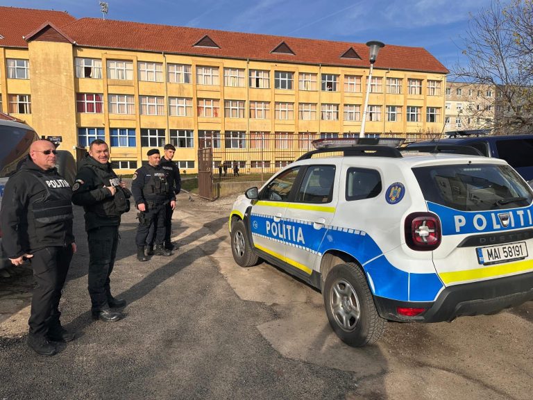 FOTO: Polițiști în școli din Sibiu și Mediaș. Aproape 100 de persoane legitimate și 15 sancțiuni aplicate