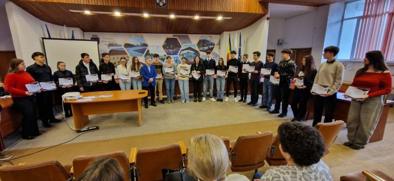 FOTO: Zeci de elevi din Mediaș cu rezultate foarte bune la olimpiadele județene au fost premiați