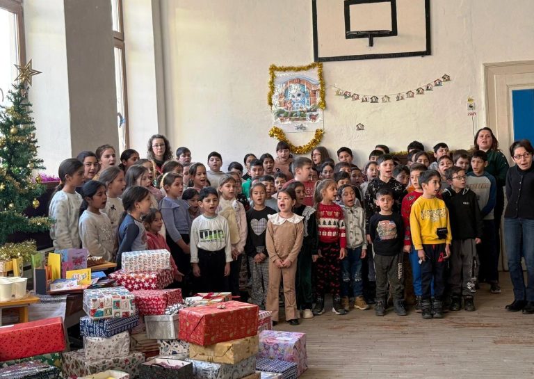 FOTO: Daruri pentru elevii din comuna Axente Sever din partea liceenilor de la „Axente Sever” Mediaș