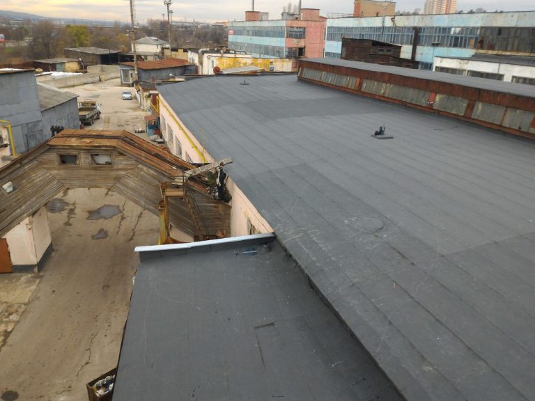 Cine suportă reparațiile acoperișului de la bloc? Ce pățesc cei care spun că „ei nu au probleme”