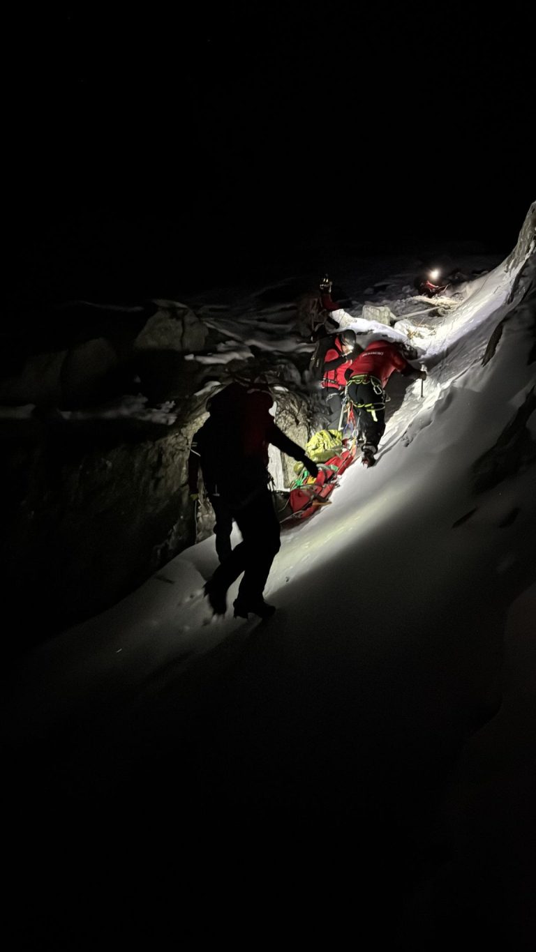 FOTO: Salvamontiștii din Sibiu și Argeș intervin pentru salvarea unui turist