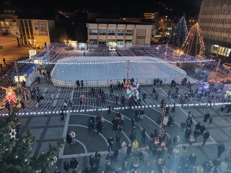 FOTO: Patinoarul din Mediaș, asaltat de aproape 700 de tineri în primul weekend. Sezonul sărbătorilor de iarnă, deschis oficial