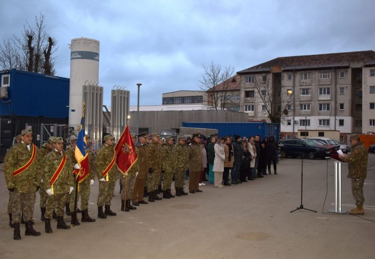FOTO: Momente emoționante, marți, la Spitalul Militar Sibiu. Doi angajați au trecut în rezervă