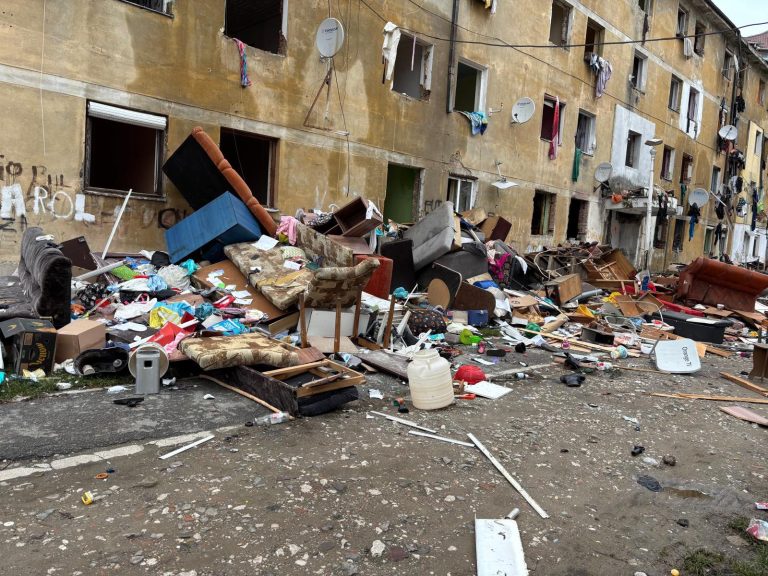 FOTO: Cum au trăit în asemenea condiții? Au fost evacuate „blocurile groazei” din Mediaș