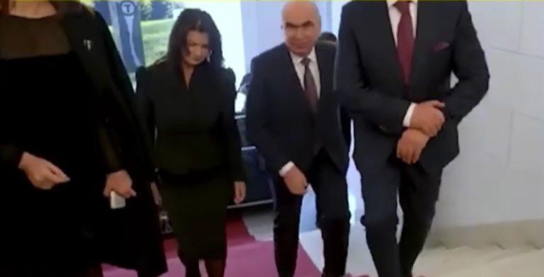 S-a însurat Bolojan? Purtătoarea de cuvânt a Guvernului o numește pe însoțitoarea acestuia, din deplasarea de la Viena, „soția domnului Ilie Bolojan”