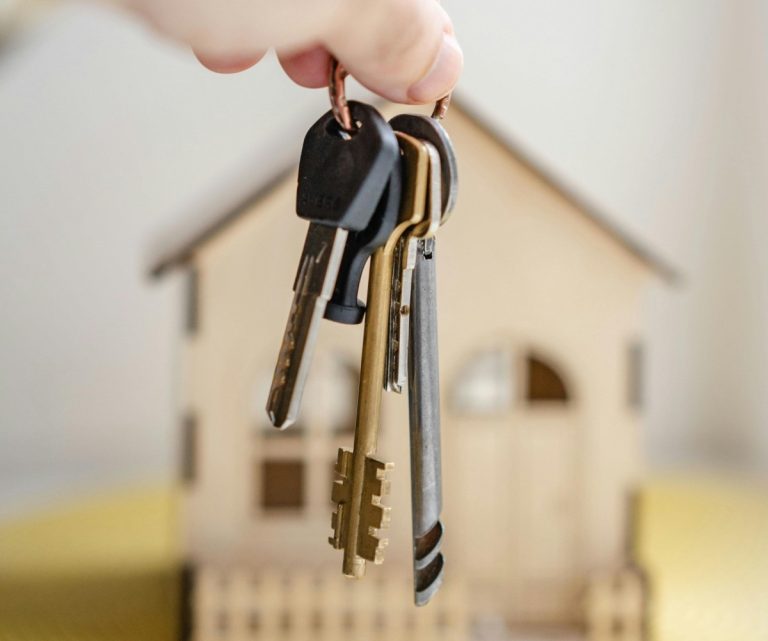 Piața imobiliară din România se prăbușește. Creditele se vor acorda mai greu, iar taxele cresc mult în 2026