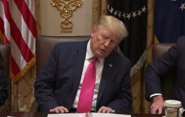 VIDEO. Trump, noaptea – pe rețelele de socializare, ziua – cu ochii închiși în ședința de Guvern