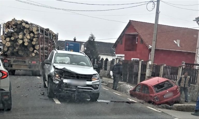 FOTO/ULTIMA ORĂ: Accident la ieșirea din Copșa Mică. Un șofer a suferit un traumatism cranian