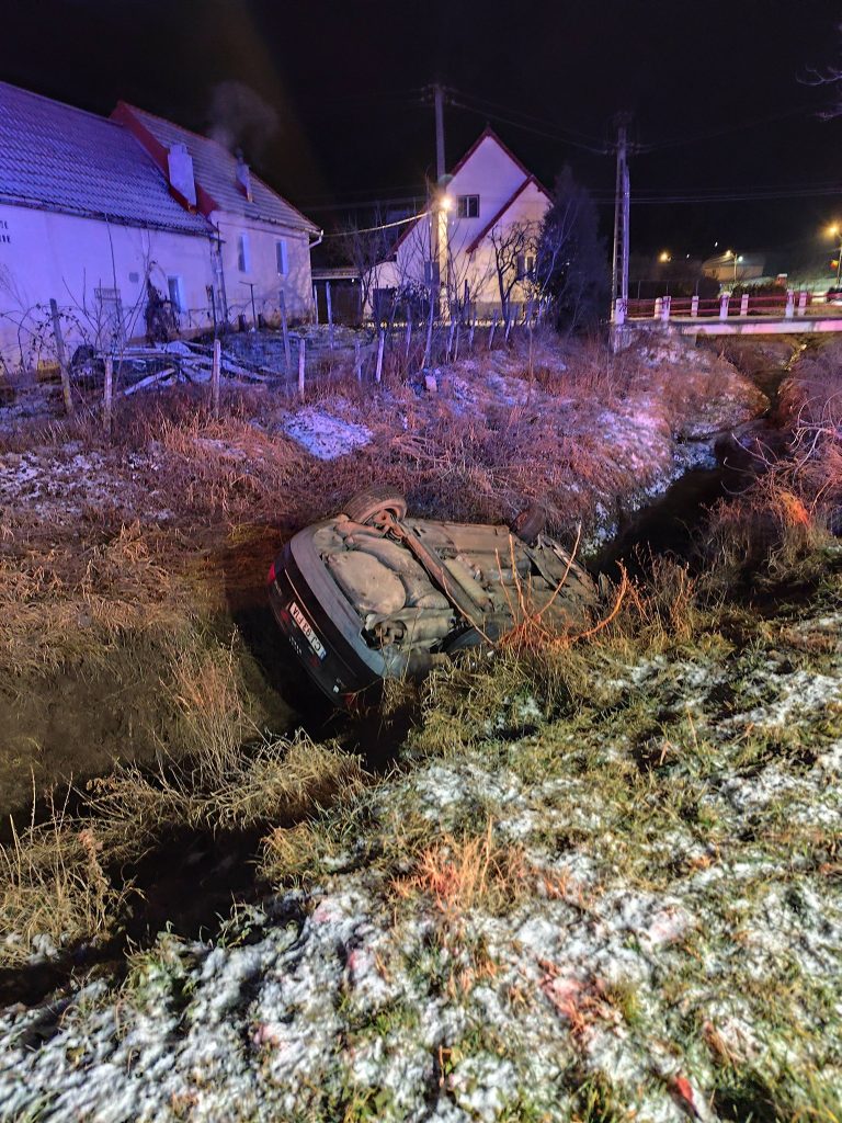 ULTIMA ORĂ/FOTO: Accident șocant în dimineața de Anul Nou. Fără permis, un sibian de 21 de ani a murit într-un eveniment rutier