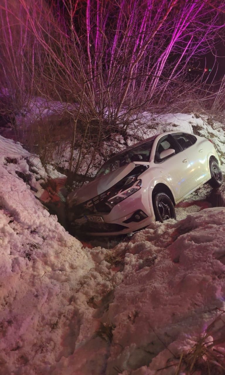 ULTIMA ORĂ/FOTO: Bărbat transportat la spital după un accident rutier pe DN 14