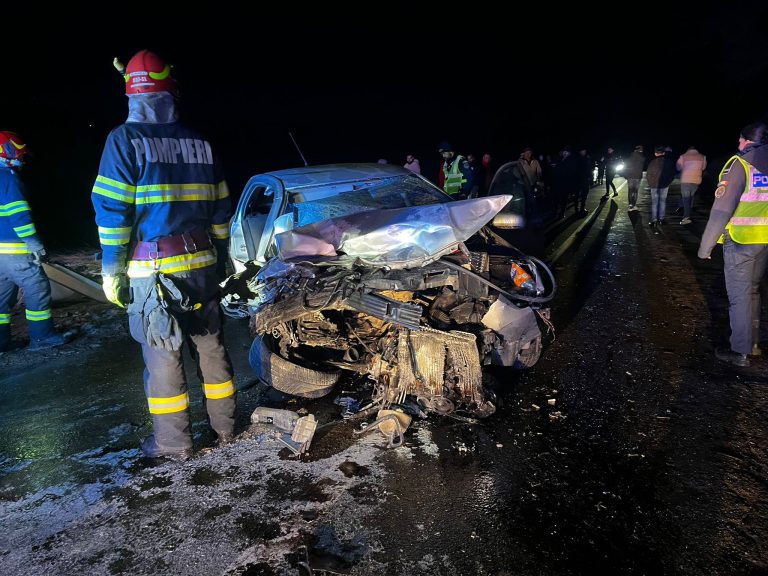 FOTO/ULTIMA ORĂ: Accident cu 7 victime în județul Sibiu. O femeie a murit, 5 persoane au fost transportate la spital