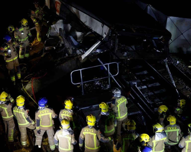 FOTO: Încă o tragedie feroviară. Un tren a lovit un zid de sprijin prăbușit, în Spania