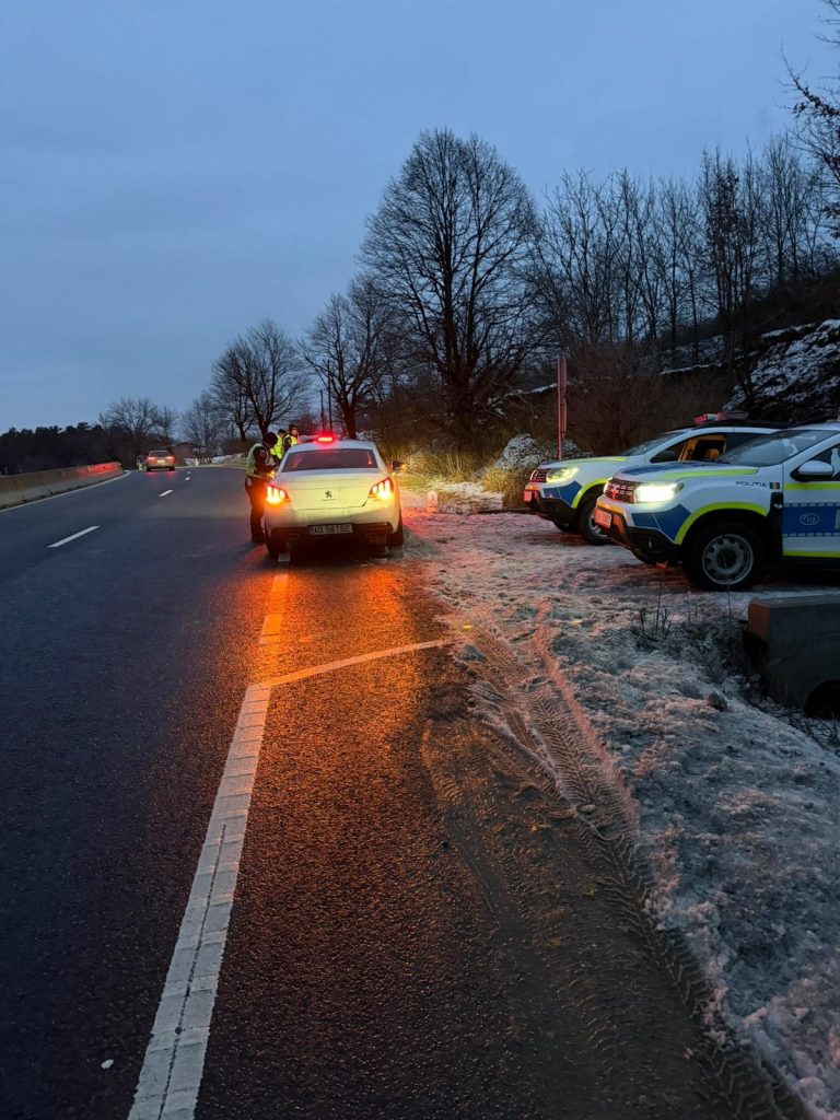 FOTO/VIDEO: Niciun șofer nu a scăpat de control pe DN 7. Polițiștii sibieni au acționat „în releu”