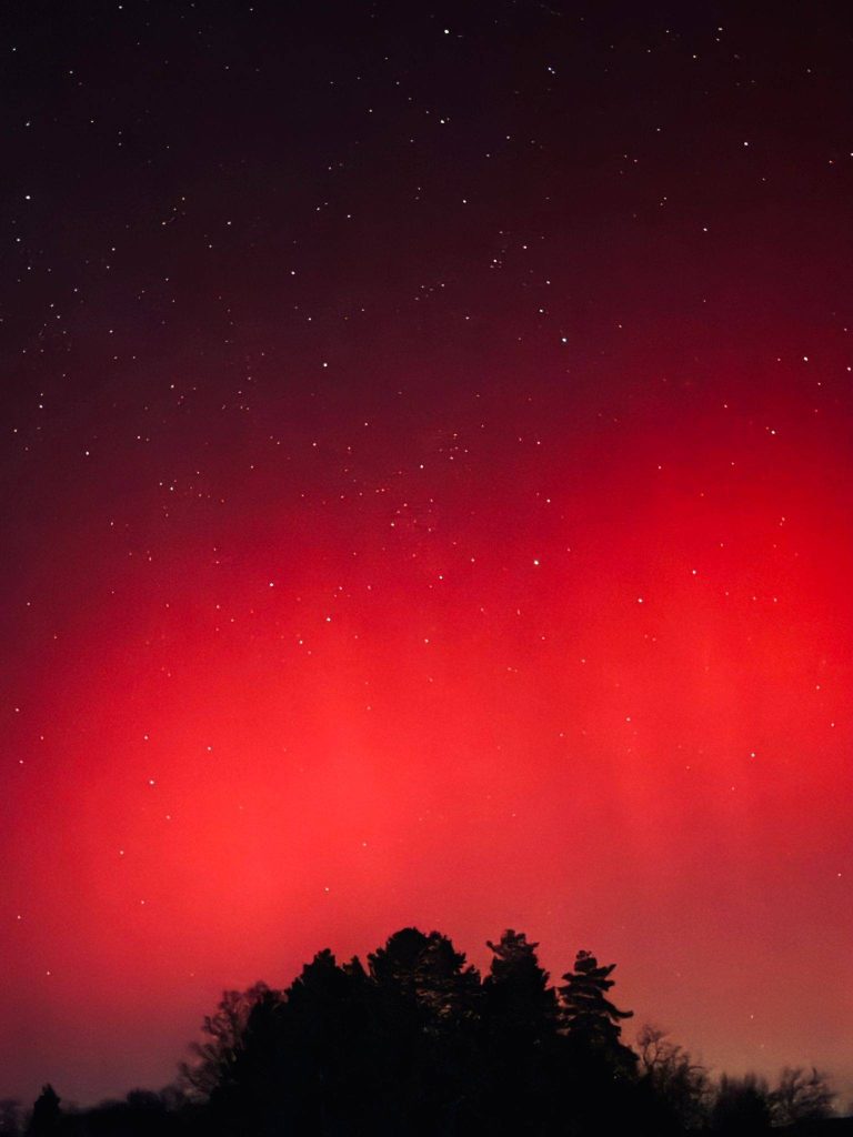 FOTO: Spectacol total pe cerul României. Aurora boreală, vizibilă în mai multe zone din țară