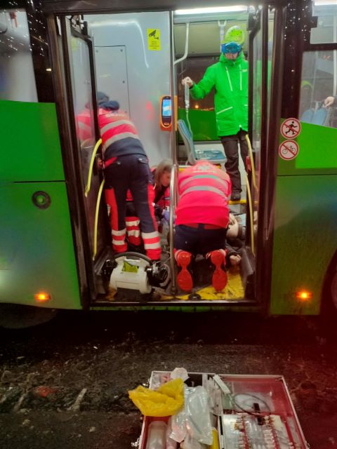 FOTO/VIDEO: La Sibiu a murit în autobuz, la Brașov un bărbat a fost salvat într-un mijloc de transport în comun