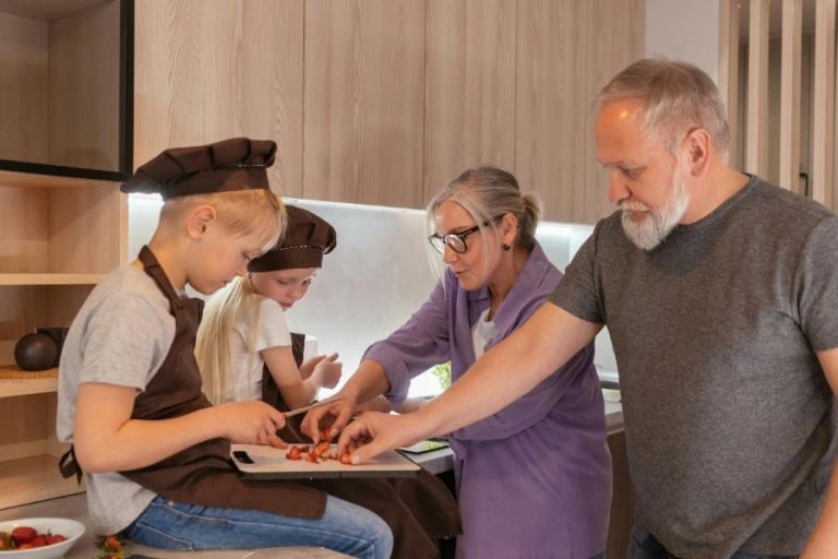 A fi bunic ajută creierul și previne declinul cognitiv. Un studiu recent arată beneficiile îngrijirii nepoților