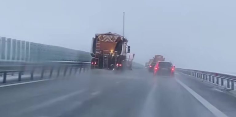 VIDEO: Drumarii, supărați pe șoferii grăbiți. „Drumarii dorm” și „i-a luat iarna prin surprindere”