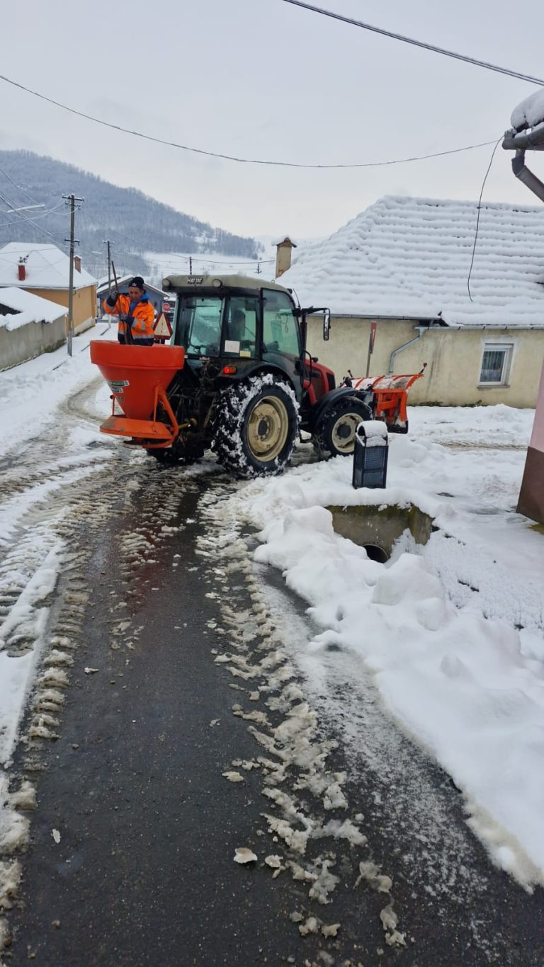 FOTO/VIDEO: Deszăpezire la foc continuu în comuna Axente Sever