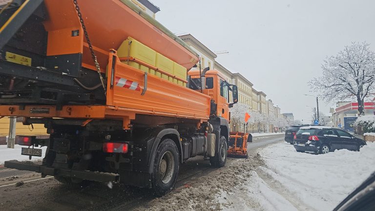 Primăria Sibiu despre deszăpezire: Am dispus operatorului suplimentarea utilajelor și a ritmului acțiunilor