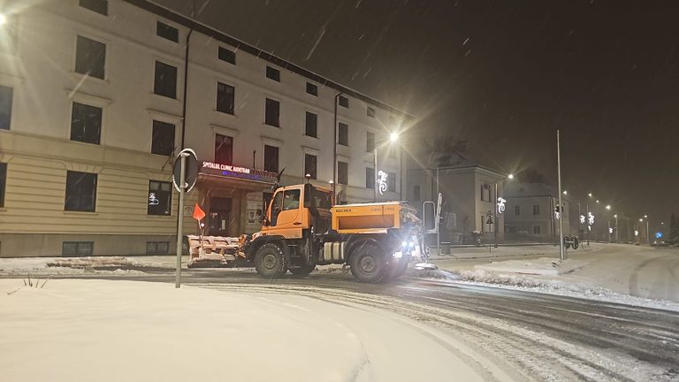 Primăria Sibiu: Intervenim pentru combaterea poleiului și prevenirea depunerii zăpezii