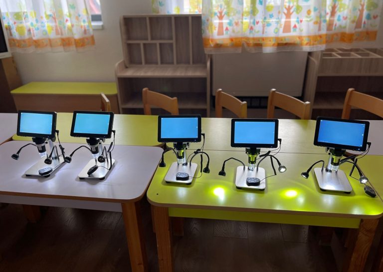 FOTO: Peste 300 de camere de videoconferință pentru zeci de unități de învățământ din Sibiu