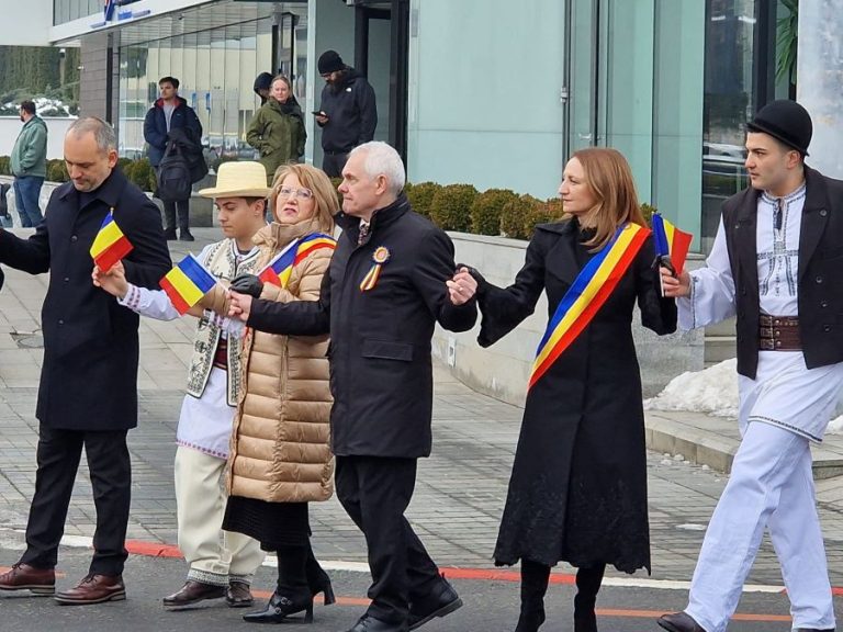 Hora Unirii în Piață și simpozion la Prefectură