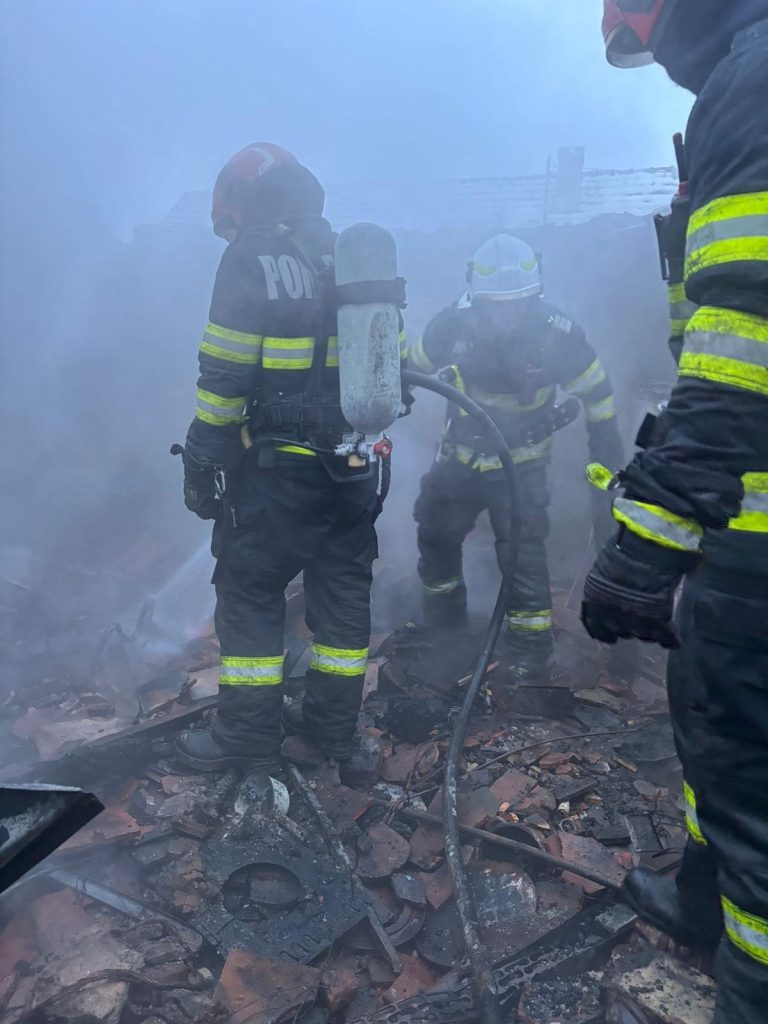 FOTO/ULTIMA ORĂ: Casă și rulotă distruse de flăcări. Salvatorii sibieni au intervenit de urgență