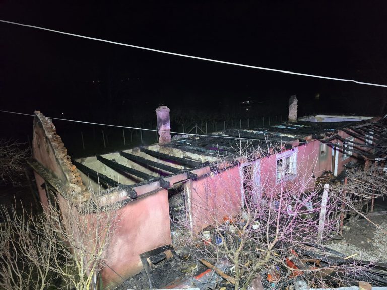 FOTO: Comunitatea din Blăjel, în sprijinul unei femei care a rămas fără locuință după un incendiu