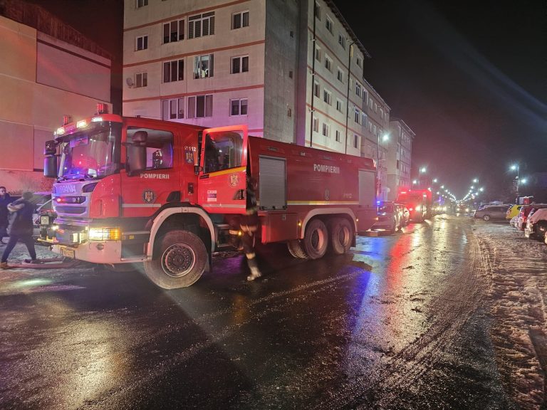 ULTIMA ORĂ/FOTO: Zeci de persoane din Cisnădie evacuate dintr-un bloc. Trei persoane au fost transportate la spital