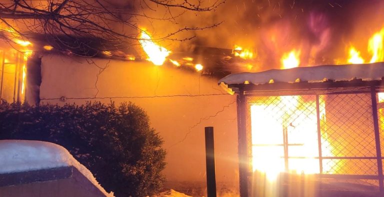 FOTO/ULTIMA ORĂ: Un incendiu violent a izbucnit vineri noaptea