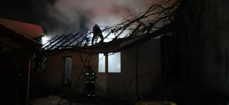 FOTO: Flăcările au făcut prăpăd în Orlat. O casă a fost distrusă complet după un incendiu