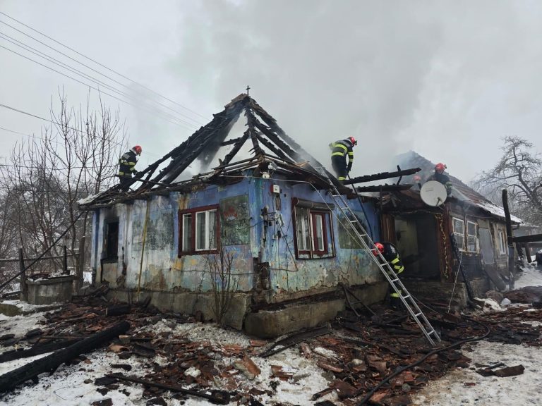 FOTO: Dezastru în mijlocul iernii. Casa unor sibieni, distrusă de foc