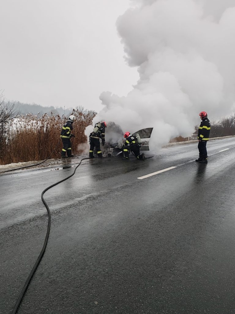 FOTO/ULTIMA ORĂ: Autoturism distrus într-un incendiu pe DN 1