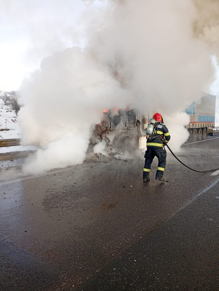 FOTO/ULTIMA ORĂ: Un TIR a luat foc pe A1. Traficul este restricționat