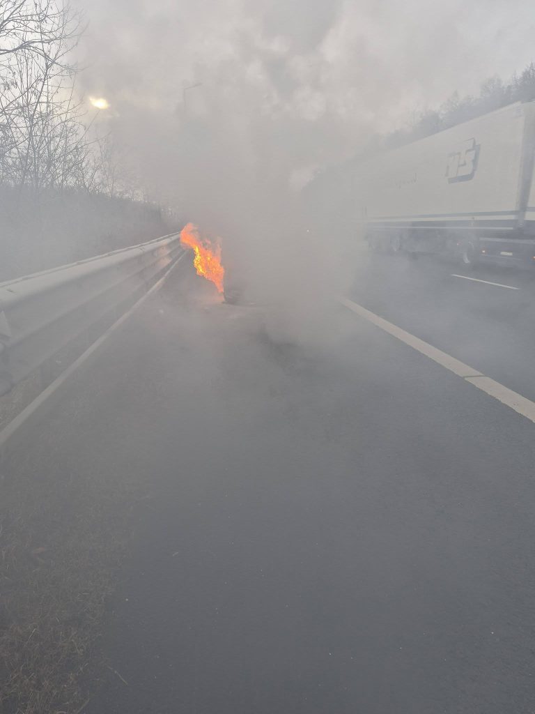 FOTO/ULTIMA ORĂ: Un autoturism arde generalizat pe A1